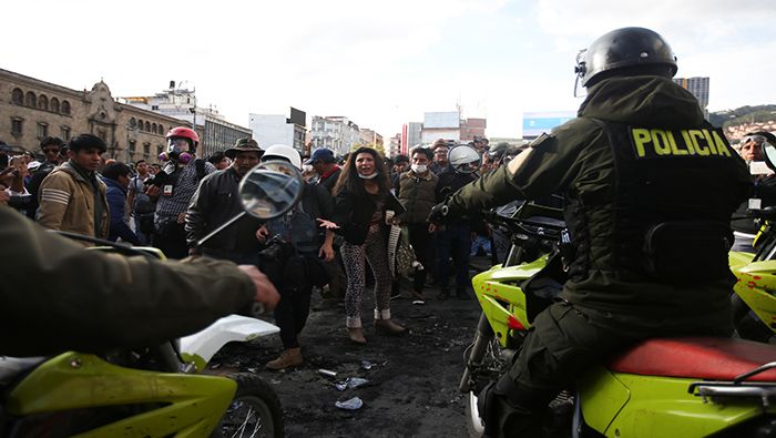 Fuerzas policiales reprimen marchas a favor de Evo Morales en la capital boliviana.