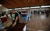 Votantes uruguayos participan en la segunda vuelta presidencial.