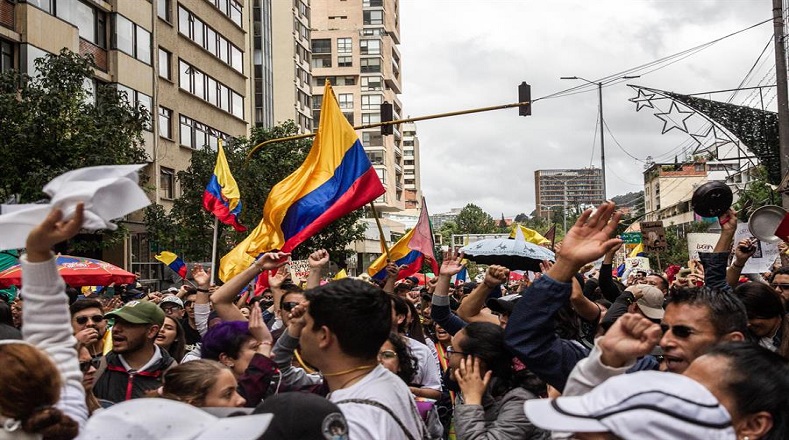 Los colombianos movilizados rechazan las reformas políticas impulsadas por el Gobierno de Iván Duque que perjudican a los más vulnerables. 