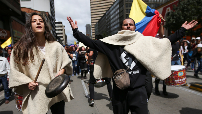 Una manifestante golpea una olla durante una protesta mientras continúa una huelga nacional en Colombia.