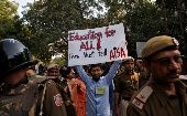 Organizaciones estudiantiles llevaron a cabo una concentración frente al Parlamento de la India.