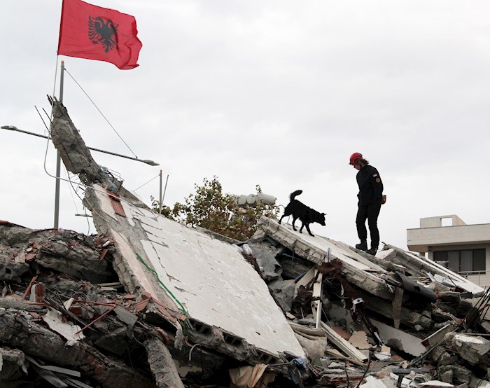 El desastre natural del 26 de noviembre se produjo a las 2.54 GMT a unos 12 kilómetros al oeste-suroeste de la localidad de Mamurras, Albania, con el foco a 20 kilómetros de profundidad.
