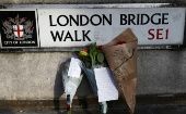 Flores en la escena donde ocurrió el ataque en el Puente de Londres.