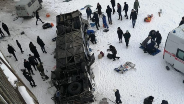Según versiones preliminares, el autobús con turistas cayó en un río en el sureste de Siberia.