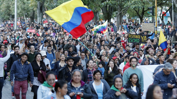 Los colombianos mantienen un paro nacional en reclamo de mayores recursos públicos a la educación y la salud.