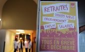 "Todos en huelga el 5 de diciembre" se lee en un cartel colocado en un pasillo del hospital l