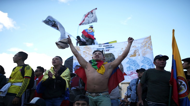 Estudiantes, profesores, sectores sindicales, indígenas y campesinos, exigen en la plaza de Bolívar en Bogotá, Colombia, que el gobierno escuché sus exigencias.