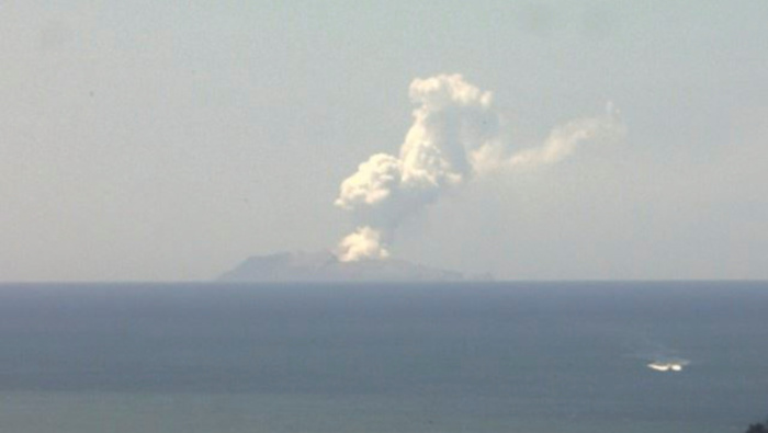 Un volcán en la isla White, en Nueva Zelanda, entró en erupción este lunes.