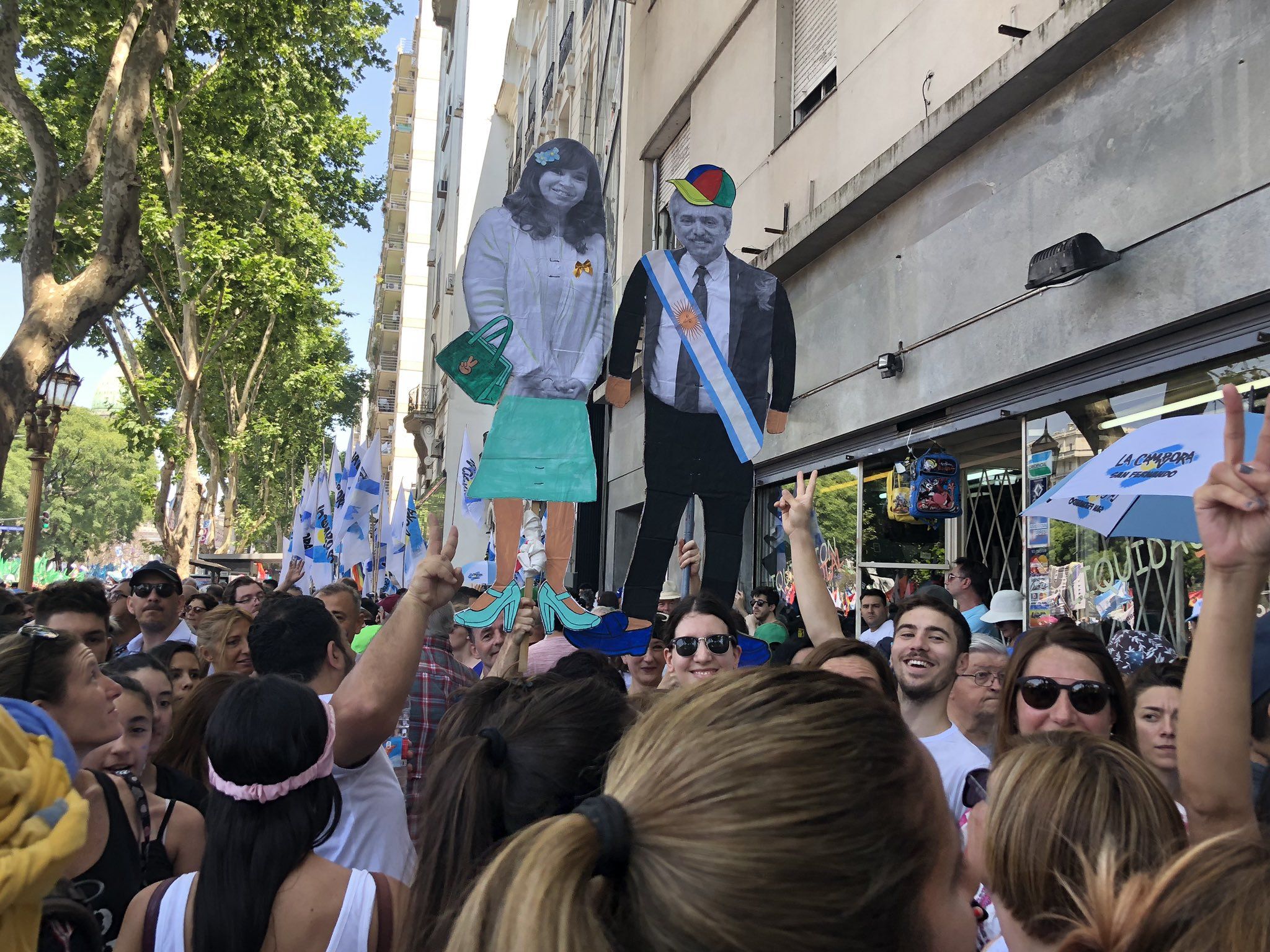 Alberto Fernández ha reiterado que tiene el desafío de poner a Argentina nuevamente de pie, luego de las políticas neoliberales de Macri.