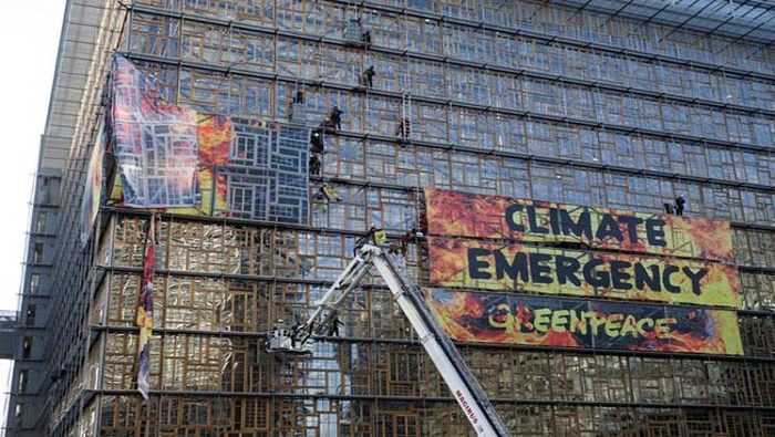 Los miembros de Greenpeace expusieron la urgencia que representa el cambio climático para el planeta.