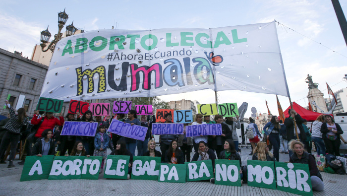 En la foto de archivo, activistas participan en una manifestación en favor de la legalización del aborto en Buenos Aires, Argentina.
