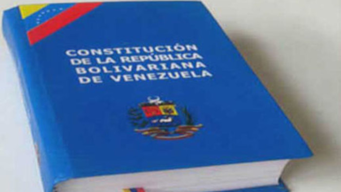 La Constitución Bolivariana fortalece el proceso de descentralización político-administrativa iniciada en 1989.