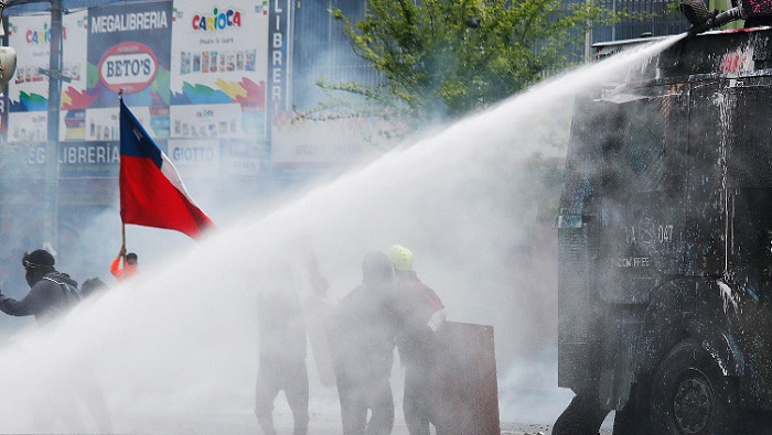 La investigación se efectuó después que un grupo de brigadistas entregaran una muestra del agua utilizada para repeler las protestas en Chile.