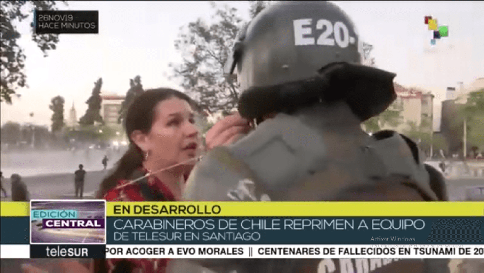 La corresponsal fue increpada mientras informaba en vivo las violaciones de Derechos Humanos de carabineros chilenos contra las manifestaciones.