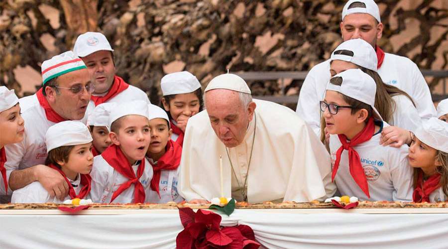 Aunque sea la fecha de su cumpleaños, el sumo pontífice continúa su agenda santoral con normalidad.