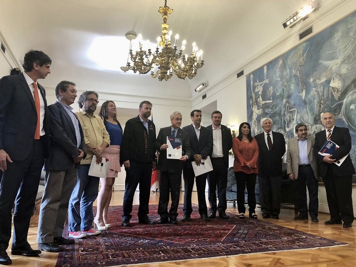 La dirección de la AChM de Chile entregó el informe de la Consulta Ciudadana de 2019 al Gobierno de Sebastián Piñera en el Palacio de La Moneda.