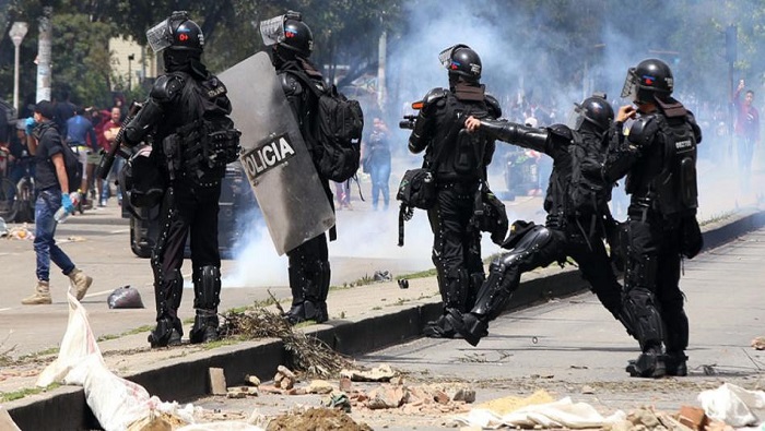 El estudiante venía de protestar en la plaza de Bolívar, junto a un grupo de compañeros, cuando el Esmad arremetió contra ellos.