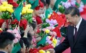 El presidente chino Xi Jinping saluda a un grupo de niños a su llegada este miércoles a Macao.