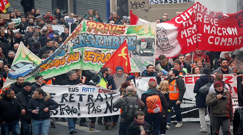 Las reuniones entre el Gobierno de Francia y los sindicatos se realizan sin dejar avances que permitan levantar la huelga.