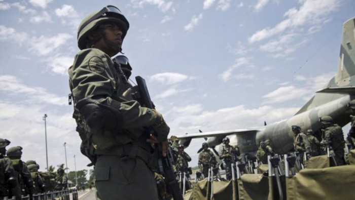 El canciller venezolano sostuvo que Perú es base de mercenarios que asaltaron una unidad militar este domingo.