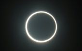 La Luna pasa entre el Sol y la Tierra durante un eclipse solar anular en Emiratos Árabes Unidos.