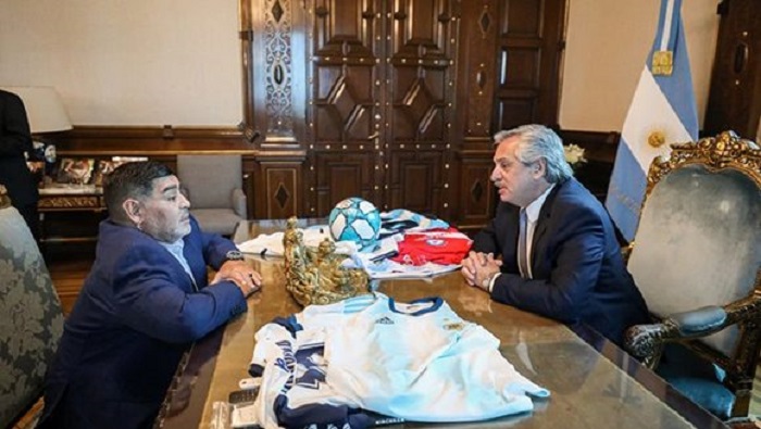 Maradona le presentó al mandatario Alberto Fernández un proyecto para los niños humildes del país.