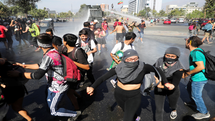 La fuerza pública usó bombas lacrimógenas y carros lanza agua para dispersar a quienes participaron en la nueva jornada de protesta.