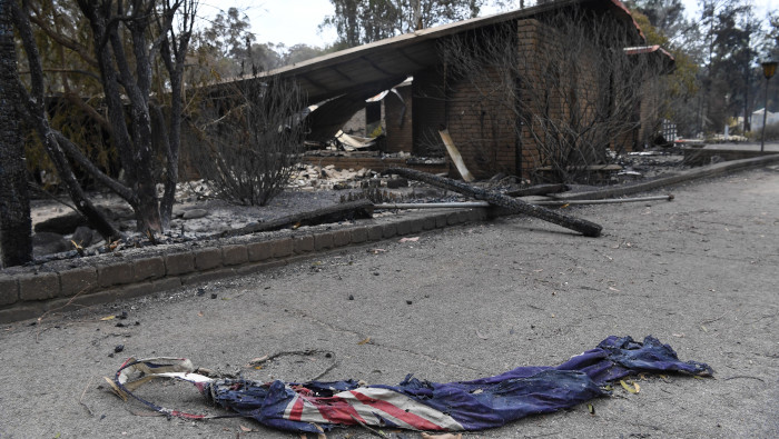 Una bandera australiana carbonizada se encuentra fuera de una propiedad quemada en Sarsfield, East Gippsland, Victoria, Australia.