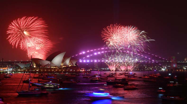 En Australia los tradicionales fuegos artificiales para celebrar el Año Nuevo estuvieron a punto de ser suspendidas por los incendios descontrolados al sus del país, sin embargo, en la capital, Sidney, se realizó el espectáculo de luces   