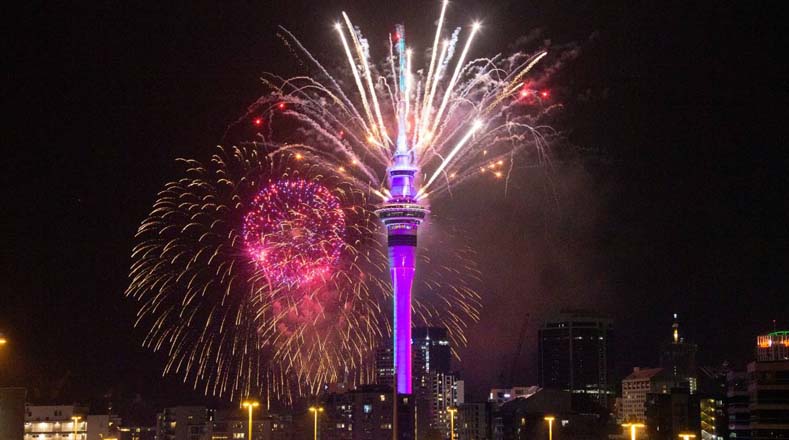 En la ciudad de Auckland, Nueva Zelanda, celebraron la llegada del 2020 con un espectáculo de pirotecnia en el famoso mirador Sky Tower.