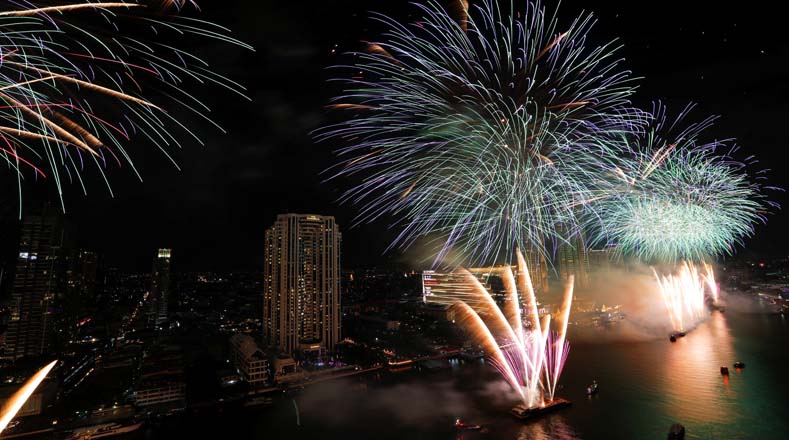 Tailandia recibe el Año 2020 con fuegos artificiales.