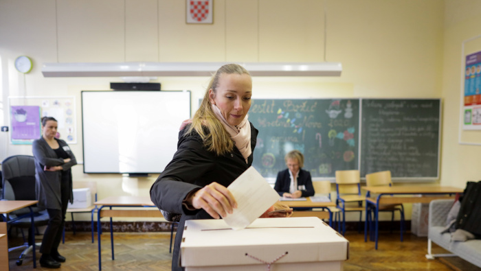 Una mujer emite su voto en el balotaje de las elecciones presidenciales en Croacia.