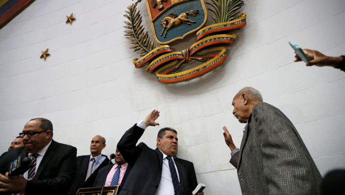 El legislador Luis Parra participa en una ceremonia de juramentación en la Asamblea Nacional de Venezuela en Caracas.