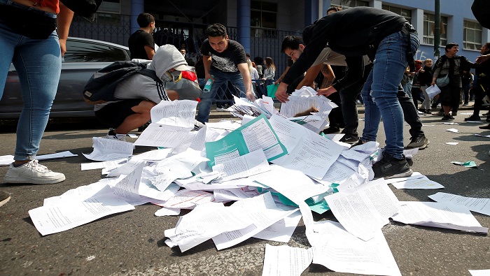 Los manifestantes acusan al PSU de profundizar las desigualdades del sistema educativo chileno, por lo que la población más pobre no puede acceder a la educación.