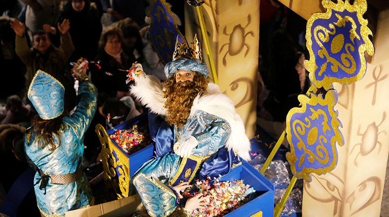 La celebración del Día de Reyes se realiza con distintas presentaciones y desfiles alrededor del mundo, una fecha importante en Ronda, al sur de España, en dónde hombres se disfrazan de Reyes Magos y arrojan dulces al público espectador.