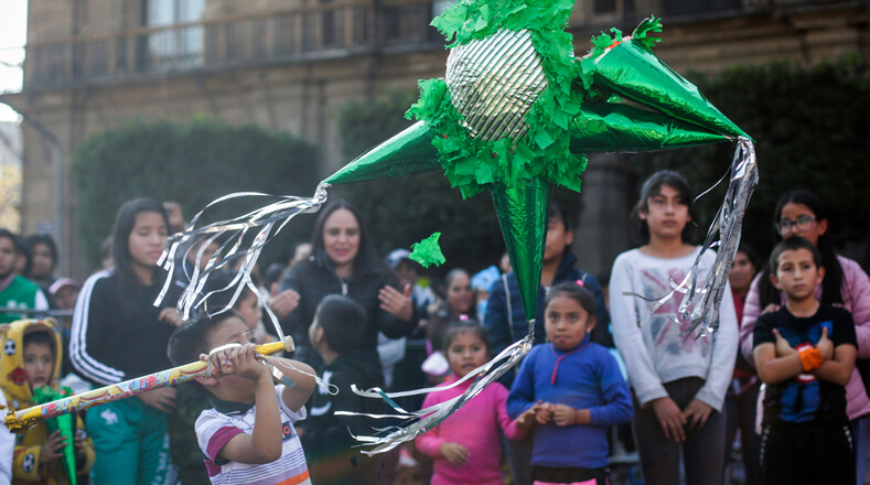 Los niños mexicanos se concentraron en el Zócalo de la capital para celebrar el día al turnarse para romper una piñata, otra tradición que se realiza esta fecha en esa nación.