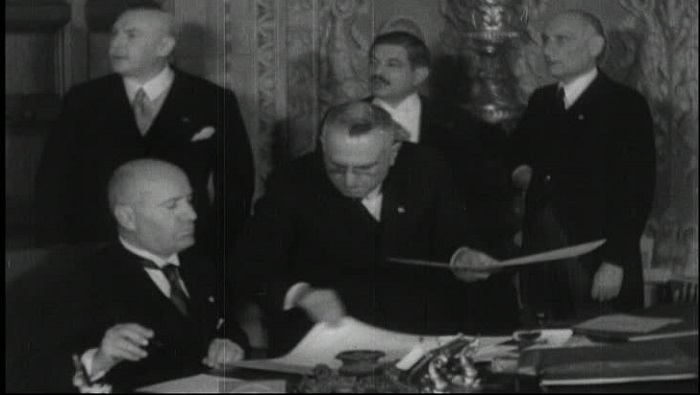 El 7 de enero de 1935 Francia e Italia firmaron un acuerdo bilateral compuesto por ocho documentos que repartía las colonias en África y sentaba las bases de la cooperación frente a Alemania.