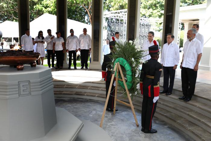 Se colocaron ofrendas florales en las lápidas de los mártires en el cementerio Jardín de Paz y se dispararon 21 cañonazos de salva.
