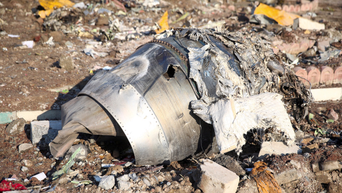 Restos del avión ucraniano que se estrelló después de despegar del aeropuerto de Teherán, Irán.