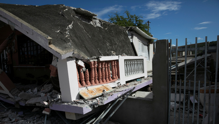 Casa derrumbada sobre sus cimientos después de un terremoto en Guánica, Guayanilla, el pasado 7 de enero.