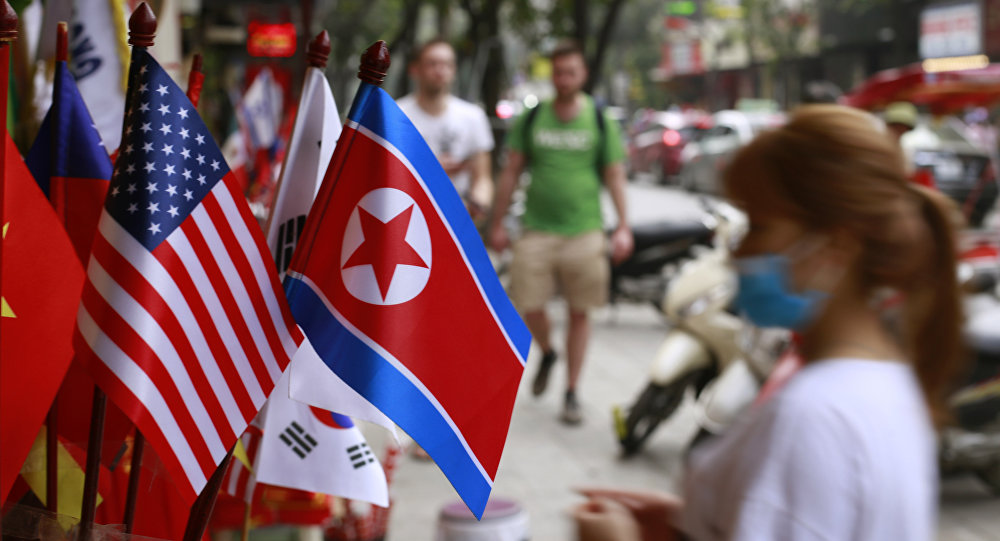 Los líderes de EE.UU. y Corea del Norte, Donald Trump y Kim Jong-un respectivamente, se comprometieron a trabajar para la desnuclearización de la península de Corea y la normalización de las relaciones bilaterales tras reunirse por primera vez el 12 de junio de 2018 en Singapur.