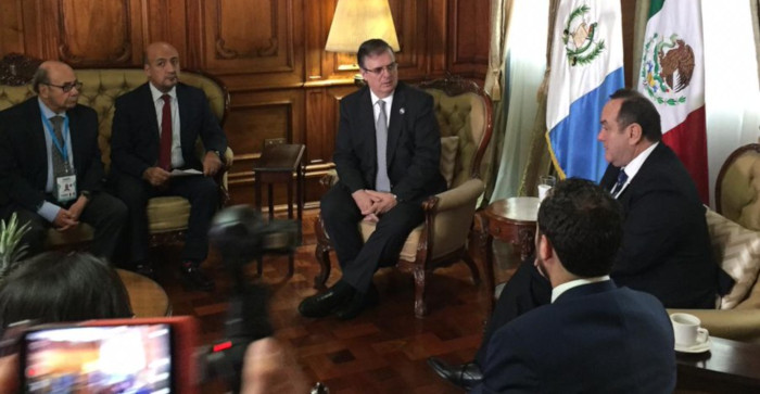 El presidente de Guatemala, Alejandro Giammattei, sostiene un encuentro con el canciller mexicano Marcelo Ebrard.