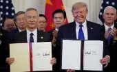El presidente de EE.UU., Donald Trump, y el viceprimer ministro chino Liu He después de firmar la "fase uno" del acuerdo.