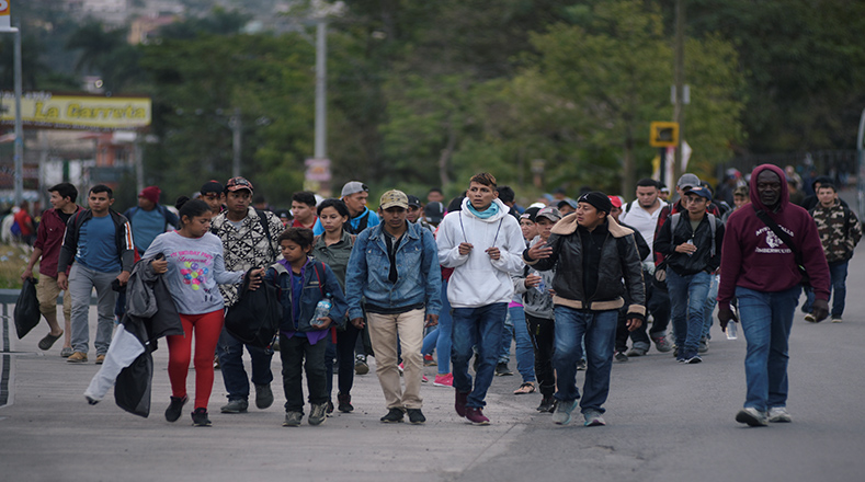 Los centroamericanos en caravana intentan llegar a Estados Unidos en busca de empleo.