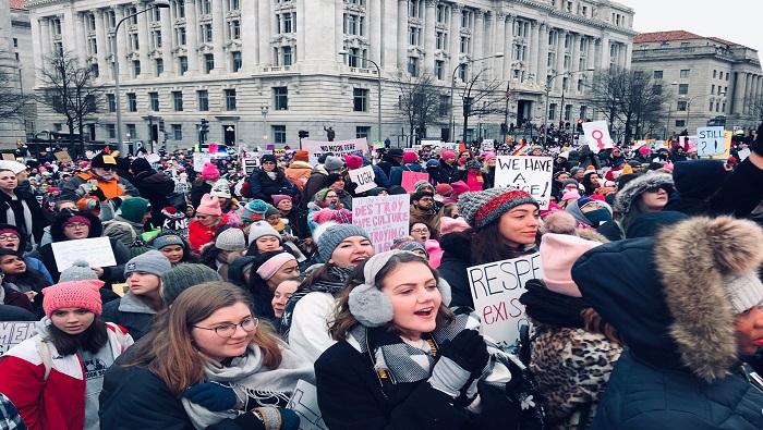 En la protesta participaron mujeres de distintas edades, que junto a familiares y amigos, se concentraron detrás de la Casa Blanca.