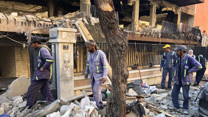 Rescatistas trabajando en el lugar donde se registró un ataque israelí con misiles en Damasco, el 12 de noviembre de 2019.