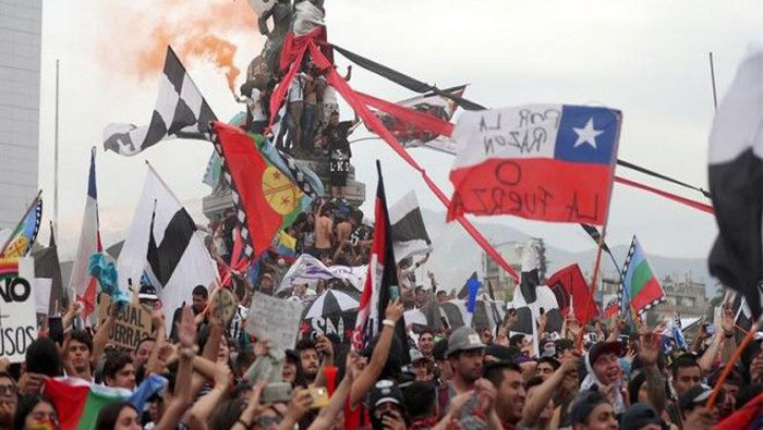 Las concentraciones en contra de la represión y la violación de los derechos humanos en Chile, suelen efectuarse los días viernes en la Plaza de La Dignidad.