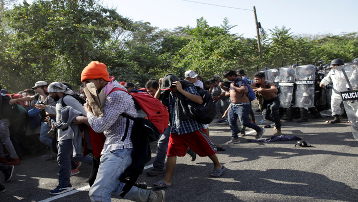 Durante el choque entre los migrantes y la Guardia Nacional se reportó el uso de gas pimienta.