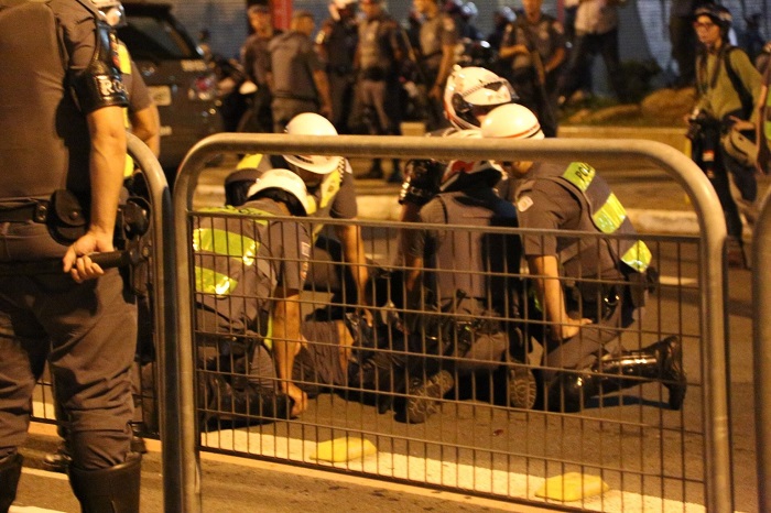 La policía agredió con balas de goma y gases lacrimógenos a los manifestantes brasileños mientras estos celebraban un juego.