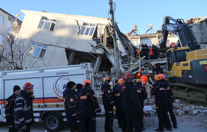 Pasadas 20 horas desde el primer temblor los equipos de salvamento de Turquía rescataron a 44 personas, aunque, de ellas, una madre y su hijo murieron en el hospital.